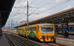 Die RegioNova 814 224 wartet am 15.06.16 im Hbf Prag auf die Abfahrt als Os 9041 nach Davle.