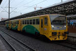 814 211-9 abfahrbereit in Praha hln.Regio Nova, modernisierte  Brotbüchsen   findet man nicht so häufig als Dreiergespann. Der TW fährt rechts seitig der Moldau Richtung  Praha Branik weiter nach Vrane nad Vlatavou   21.12.2017  14:34 Uhr