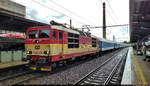 371 005-0  Pepin  erreicht bei strömendem Regen und mit einer Viertelstunde Verspätung den Bahnhof Praha-Holešovice (CZ) auf Bahnsteig 2.