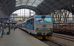 151 008 wartet am 15.06.16 mit dem Ex 151 nach Zilina im Hbf Prag auf die Abfahrt.