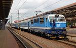 Nach der Ankunft des R 888 aus Luhacovice macht sich der Lokführer von 150 203 im Hbf Prag an die Reinigung der Scheiben.