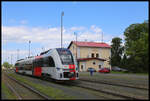 Dieseltriebwagen PID 847009-8 steht am 7.6.2024 um 11.32 Uhr abfahrbereit nach Beroun im Bahnhof Rakovnik.
