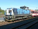 714 023 vor einem Regionalzug nach Děčín im Bahnhof Rumburk, fotografiert im September 2019