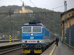 162 077-2 mit dem Schnellzug aus Richtung Chomutov kommend , ist in Usti nad laben hl.n.