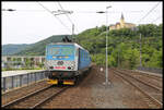 CD 371002-7 fährt hier am 10.6.2024 um 10.31 Uhr mit einem Eurocity aus Prag in den Hauptbahnhof von Usti nad Labem ein.