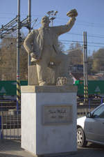 Ein auffälliges Denkmal unmittelbar am Bahnsteig:  Jan Welzl, genannt Eskimo Welzl, (* 15.