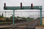 Signalbrücke mit Lichtsignalen am 03.August 2019 im Bahnhof Breclav.