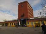 Der Bahnhofsvorplatz und das Bahnhofsgebude in Cheb; 21.02.2012