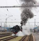 01 0509-8 und 35 1097-1 beschleunigen am 05.04.2014 aus dem Bahnhof von Cheb in Richtung Karlovy Vary.