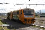 Der schmucke 814 058-4 wartet am 15.07.09 im Bahnhof Chomotov (Komutau) auf dem Abfahrtsbefehl.