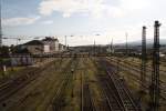 Blick auf die Gleisanlagen des Bahnhof Chomotov (Komutau) von der Fugngerbrcke.