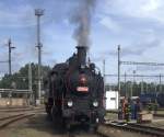 Wassernehmen durch die Feuerwehr  heisst es hier für 423 009 in Hradec Kralove zum   Nationalen Tag der Eisenbahn.