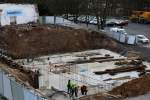 Blick auf die Baustelle für das neue EG Karlovy Vary.08.02.2016  09:06 Uhr.
Die Baustelle ist relativ gut abgesperrt und ließ sich nur so leicht schräg von der
Fußgängerbrücke aufnehmen, oder aus dem Gleis.
Wenn ein neues EG gebaut wird ist die Baugrube der Beginn.