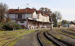 Das EG von Kladno, bahnseitig.