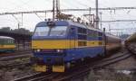 Gorilla 350005 steht am 5.7.1992 um 17.37 Uhr im Bahnhof Kolin abfahrbereit vor  dem D 173 nach Bratislava.