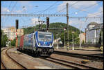 Eine moderne CD Cargo 388011-9 fährt hier auf dem Bahnsteig freien Durchfahrt Gleis am 5.6.2024 um 10.22 Uhr mit einem Container Zug in Richtung Prag durch den Bahnhof Kralupy nad Vltavou. 