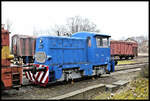 Am Bahnhof Krimov am 17.4.2023 an der Strecke Chomutov - Vejperty. Dort befindet sich ein altes BW, welches heute offensichtlich einer Gruppe von Eisenbahn Enthusiasten als Basis dient. Als einzig sichtbar fahrbereites Fahrzeug stand diese ehemalige CSD Diesellok 7014202 bzw.T 2110120 im Freibereich.