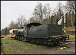 Bahnhof Krimov am 17.4.2023 an der Strecke Chomutov - Vejperty. Dort befindet sich ein altes BW, welches heute offensichtlich einer Gruppe von Eisenbahn Enthusiasten als Museums Standort dient. Neben zahlreichen alten Wagen und zwei Diesel Kleinlokomotiven stand auch diese alte CSD Dampflok dort. Sie stammt noch aus der Zeit der K&K Monarchie. Nach meinen Recherchen muss es sich um CSD 414.407 mit dreiachsigem Tender handeln. Äußerlich ist die Lok ordendlich hergerichet worden. Leider steht sie im Freien, was Ihr auf Dauer wohl nicht gut bekommen wird. 