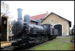 Bahnhof Krimov am 17.4.2023 an der Strecke Chomutov - Vejperty. Dort befindet sich ein altes BW, welches heute offensichtlich einer Gruppe von Eisenbahn Enthusiasten als Museums Standort dient. Neben zahlreichen alten Wagen und zwei Diesel Kleinlokomotiven stand auch diese alte CSD Dampflok dort. Sie stammt noch aus der Zeit der K&K Monarchie. Nach meinen Recherchen muss es sich um CSD 414.407 mit dreiachsigem Tender handeln. Äußerlich ist die Lok ordendlich hergerichet worden. Leider steht sie im Freien, was Ihr auf Dauer wohl nicht gut bekommen wird. 