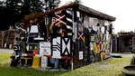 Eine bunte Sammlung an einem Schuppen , Station Kubova Hut.