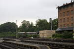  Kutná Hora Město, ein typischer Provinzhalt in Tschechien., ein regnerischer Tag, interessant,  hier sind einige Wagen abgestellt, die wohl derr Aufarbeitung harren.