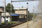 Aufnahmsgebäudes des Bahnhof Jablonne nad Orlici, aufgenommen vom ausfahrenden Os 20016 (Hanusovice - Ceska Trebova) am 21.Juli 2018.