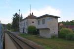 Aufnahmsgebäude und ehemaliges Stellwerk des Bahnhof Bransouze am 28.Juli 2018.