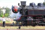 4/4:  Nach dem Entfernen der Lösche wird die Rauchkammer der CSD 433 002 (UIC-Nr. CZ-CD 90 54 4330 002-5) gründlich gereinigt. 11.August 2018 im Bahnhof Valasske Mezirici.