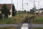 Bahnhof Malsice, aufgenommen am 25.August 2018 durch das Stirntürfenster des letzten Wagen des Os 28406.