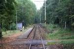 Haltestelle Bechynska Smolec, aufgenommen am 25.August 2018 durch das Stirntürfenster des letzten Wagen des Os 28406.