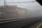 Morgennebel weisen darauf hin, dass der Sommer zu Ende geht: Aufnahmsgebäude des Bahnhof Blansko am 15.September 2018.