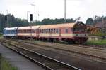 Os 4815 (Jihlava - Brno hl.n.) mit dem CD 50 54 80-29 226-5 ABfbrdtn als erstes Fahrzeug fährt am 24.August 2019 in den Bahnhof Studenec ein.