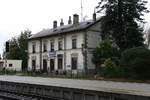 Aufnahmsgebäude des Bahnhof Slatinany am 05.Oktober 2019.