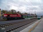 774 702 mit einem Ganzzug und 654 043 (VT43) als VIA83116 in Falkenau, 27.10.09.