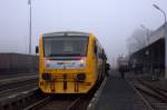 Am Bahnsteig 2 ist 814 047 -7 eingefahren, am Bahnsteig 1 steht 642 138 als U8 nach Decin zur Abfahrt bereit.