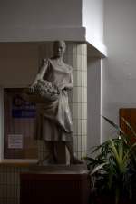 Die Gegend  um Litomerice - Melnik ist eine Weingegend, davon zeugt diese Statue  in der Halle des EG Litomerice Mesto.