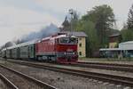 Am  11 Mai 2024 verlasst ein Sonderzug nach Ptraha hl.n. mit T478 3300 am der Spitze Luzna u Rakovnika. Das Bild ist vom -während die Dampftage- offenbar zugängiger Platz gemacht. 