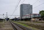 Blick über die Bahnsteige sowie das Empfangsgebäude in Most.