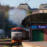 Ganz schön krass, was da alles so rauskommt! T 478 1006 ist am 19. April 2019 mit einem Museumszug unterwegs in Praha hl.n. (wie jedes Wochenende). 