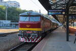 Lužickohorský rychlík mit der 749 253 steht im Hauptbahnhof Prag bereit für die Abfahrt in das Lausitzer Bergland.