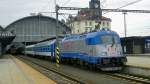 ... die Schne  von Skoda, 380 010-9 am 02.10.12 mit einem Regionalzug beim Halt in Praha - hlavni ndrazi (Prag Hbf) 