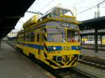 SDC Oberleitungsrevisionstriebwagen MVTV2 110 auf Bahnhof Praha Masarykovo am 22.12.2012.