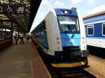 Ein Elektrotriebwagen der ČD-Baureihe 660 der České dráhy (ČD) steht in Praha hlavní nádraží (Prag Hauptbahnhof).