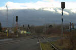 Blick von der öffentlich zugängigen Zufahrt zum Eisenbahnmusem auf das Gleisvorfeld Slany, blitzschnell zog sich der Himmel zu und ein heftiger Regen setzte ein.