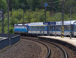 Usti nad labem liegt im Tal der elbe, welche sich durch das schmale Tal schlängelt, 
als muß auch die Bahn folgen, hier fährt gerade ein Eurocity Richtung Praha aus.
26.04.2019, 14:41 Uhr.