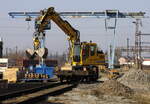 Ein Schienenbagger transportiert Holzrahmen und konnte in Ústí nad Labem unter dem Portalkran abgelichtet werden.26.03.2022  09:44 Uhr.