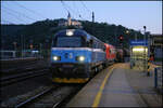 Ein mit zwei modernisierten Diesellokomotiven bespannter Güterzug fährt hier am 7.6.2024 um 21.37 Uhr aus Richtung Chomutov kommend durch den Bahnhof Usti nad Labem. Zuglok ist die 753618-8 mit Fahrtrichtung Decin.