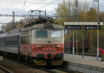 242 107-9 in in Strakonice einlaufend  mit dem Schnellzug  Rožmberk nach Brno.
05.11.2021  11:38 Uhr.