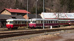 Das kleine Museum im Bahnhof Tanvald. M 240 0057 steht abgestellt mit einigen Wagen da. Aufgenommen am 3. April 2018 