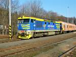 749 039 von AŽD Praha vor Schnellzug nach Prag, fotografiert am 15.03. 2011 im Bahnhof Tanvald